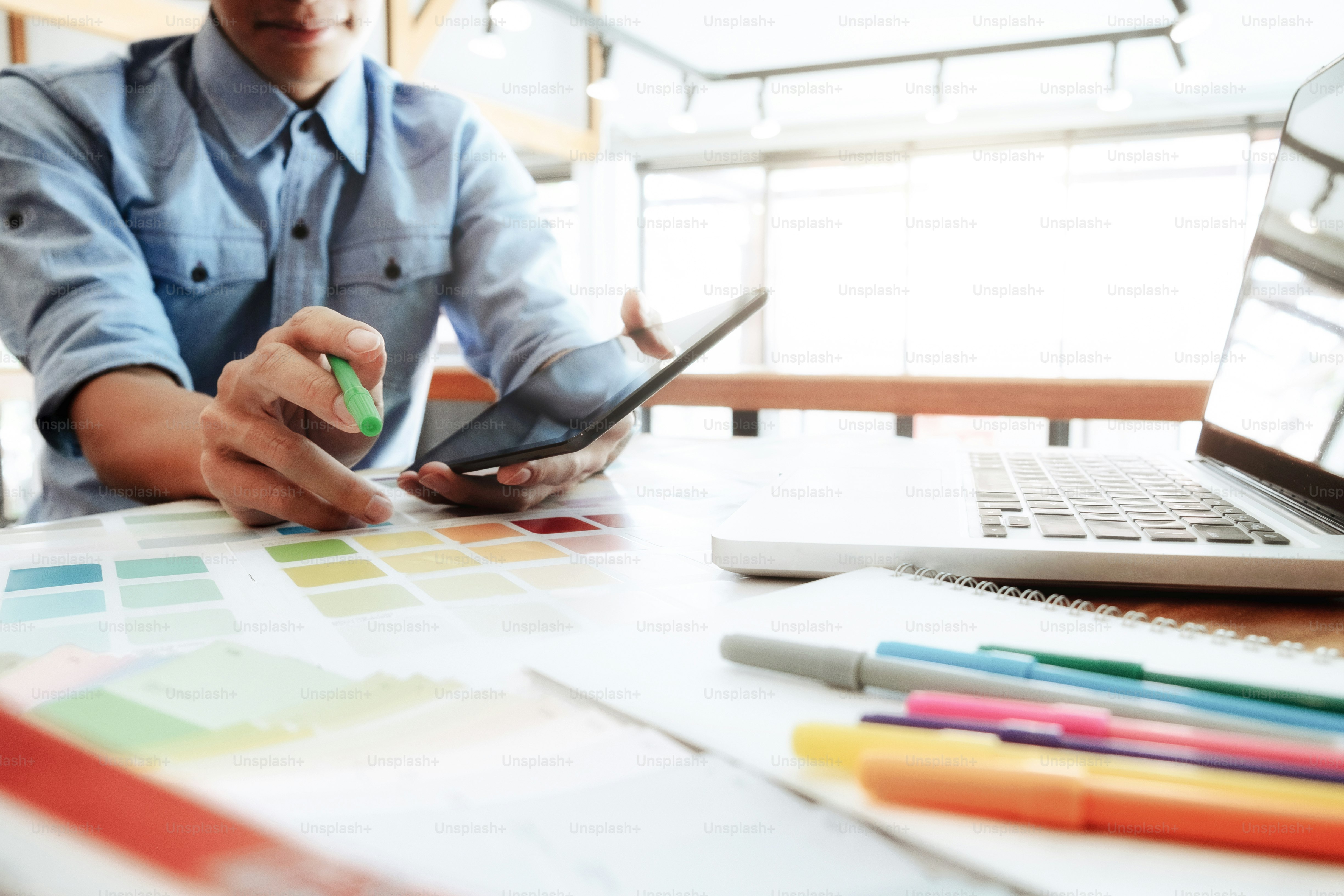 Photographe indépendant, Éditeur photo, Artiste, Graphiste, Concepteur Web, Créatif sélectionner des images de l’appareil photo et à l’aide d’un ordinateur pour travailler dans un studio de création.