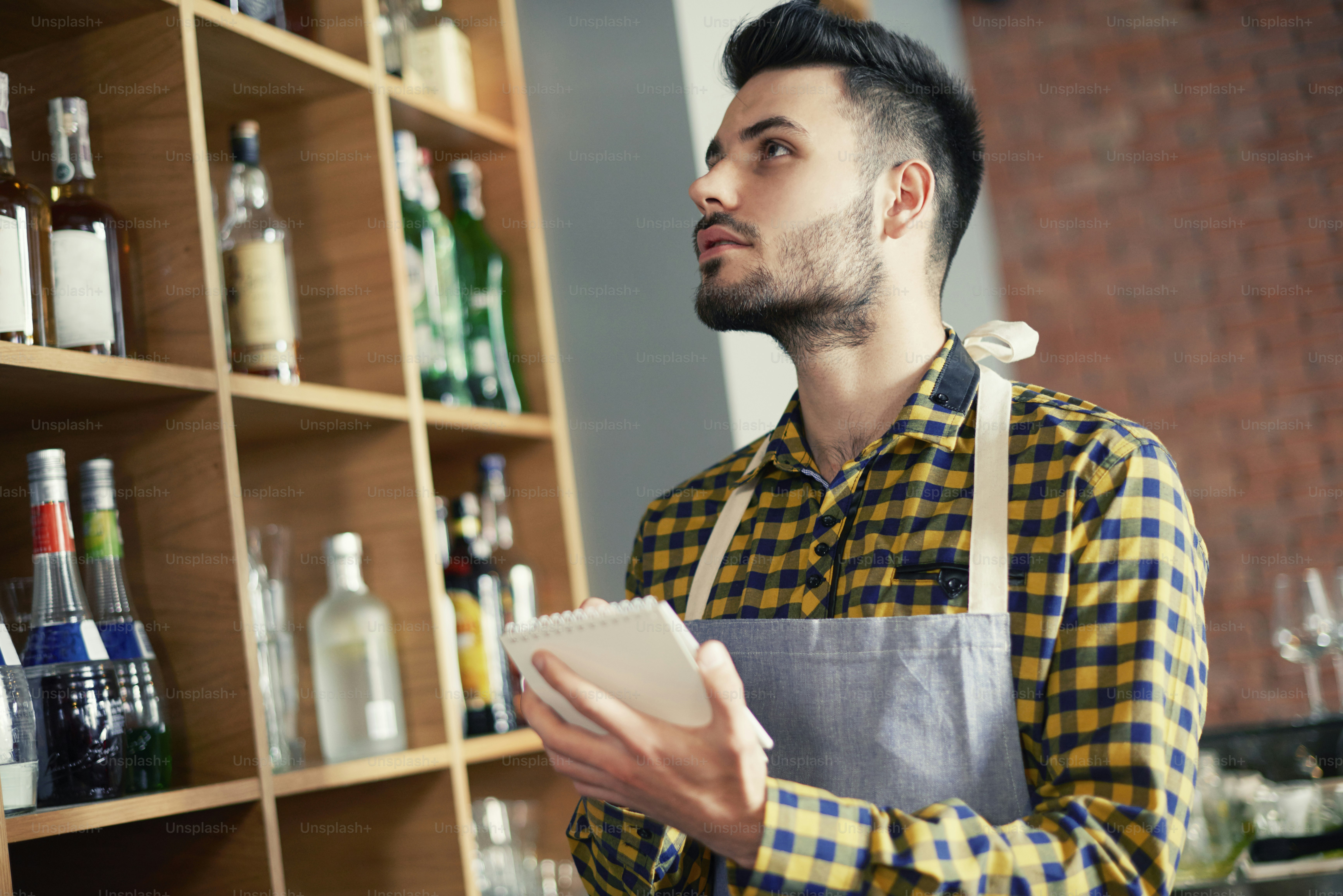 제품 재고를 작성하는 바텐더