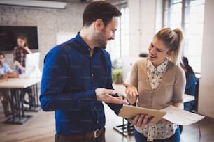 Des collègues heureux et performants qui communiquent dans un bureau d’entreprise moderne