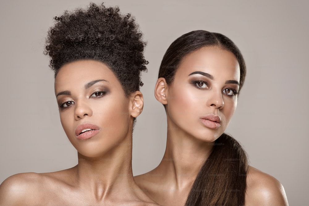 Deux jeunes femmes afro-américaines de beauté. Portrait en gros plan de belles filles avec un maquillage naturel.