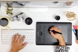 Designer-Schreibtisch , Designer-Handzeichnung auf digitalem Tablet , Stilvoller Arbeitsbereich mit Computer, kreative Sachen zu Hause oder im Studio.