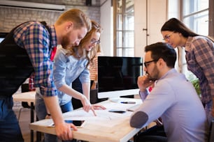 Collègues de travail et architectes travaillant ensemble sur un projet au bureau