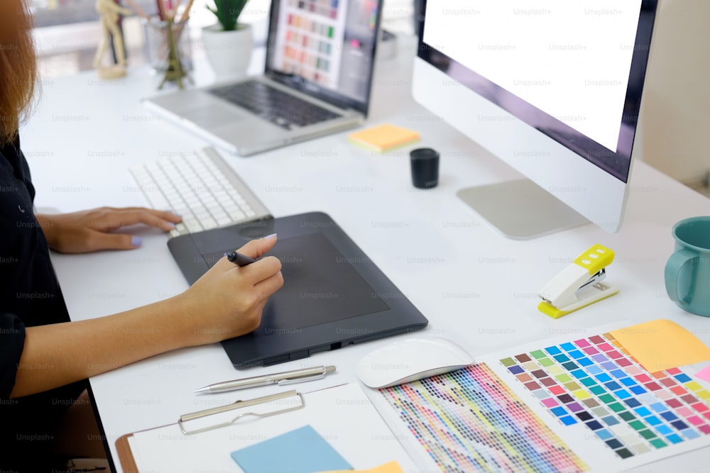 Jeune photographe et graphiste au travail dans un bureau.