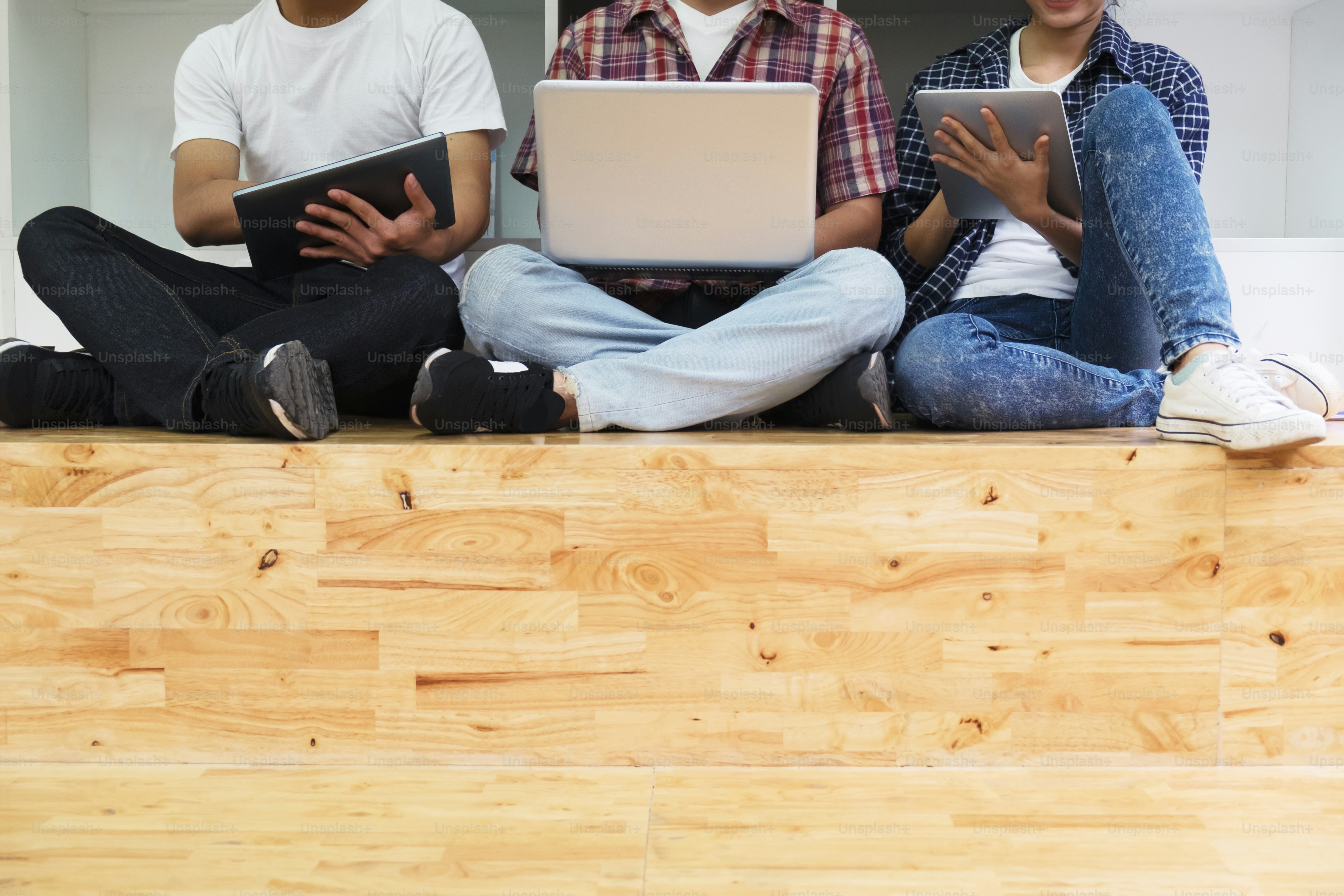 Tim bisnis startup muda bertemu untuk berdiskusi. Persahabatan mahasiswa. Konsep kerja tim. Proses kerja bersama. Orang-orang muda yang bahagia melakukan studi kelompok di perpustakaan.