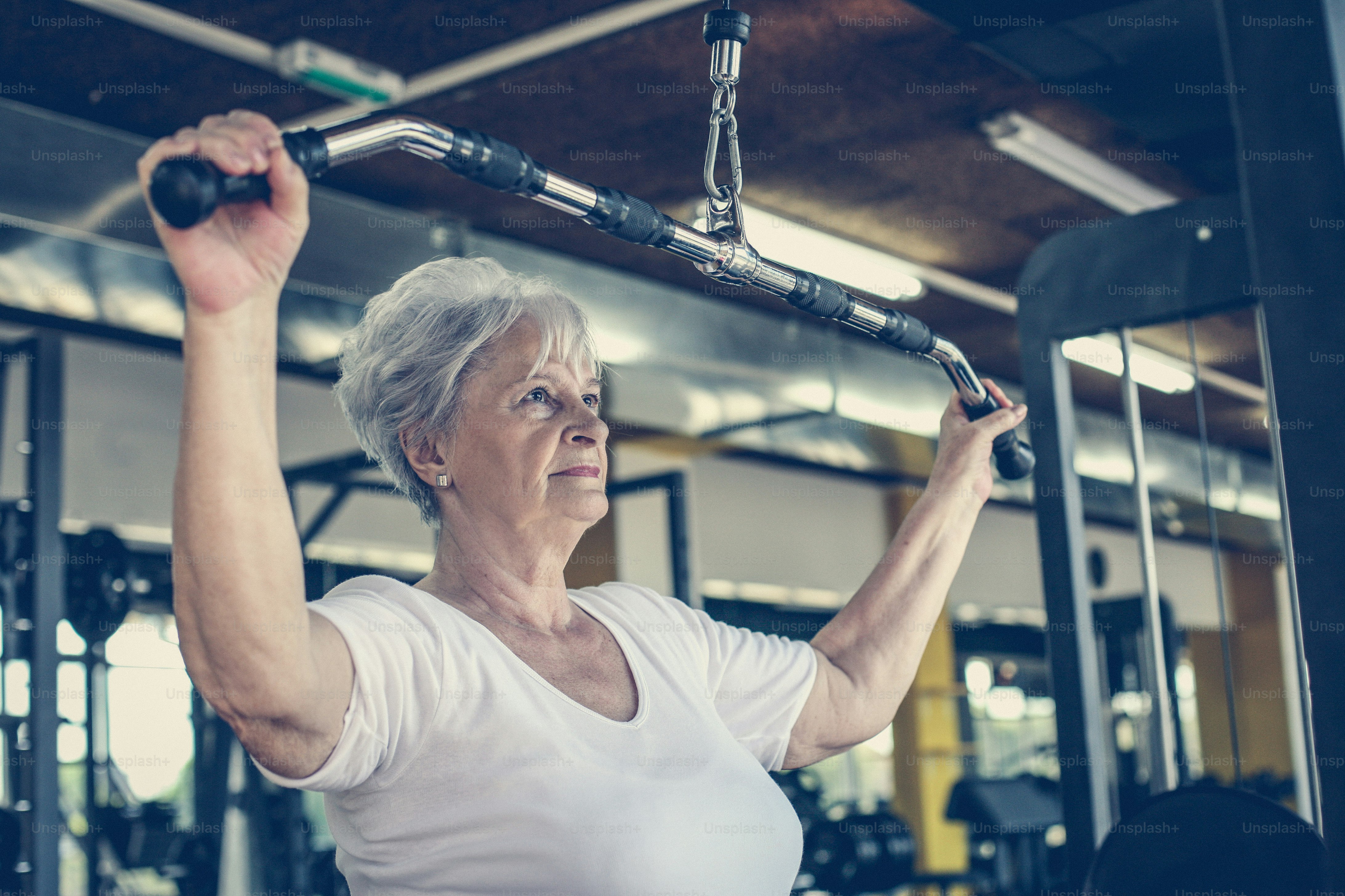Wanita senior aktif bekerja di gym.