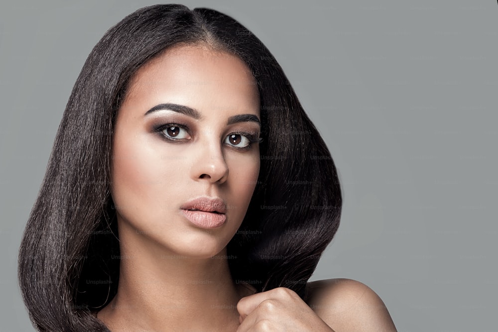 Beauty-Porträt einer jungen afroamerikanischen Frau mit Glamour-Make-up.