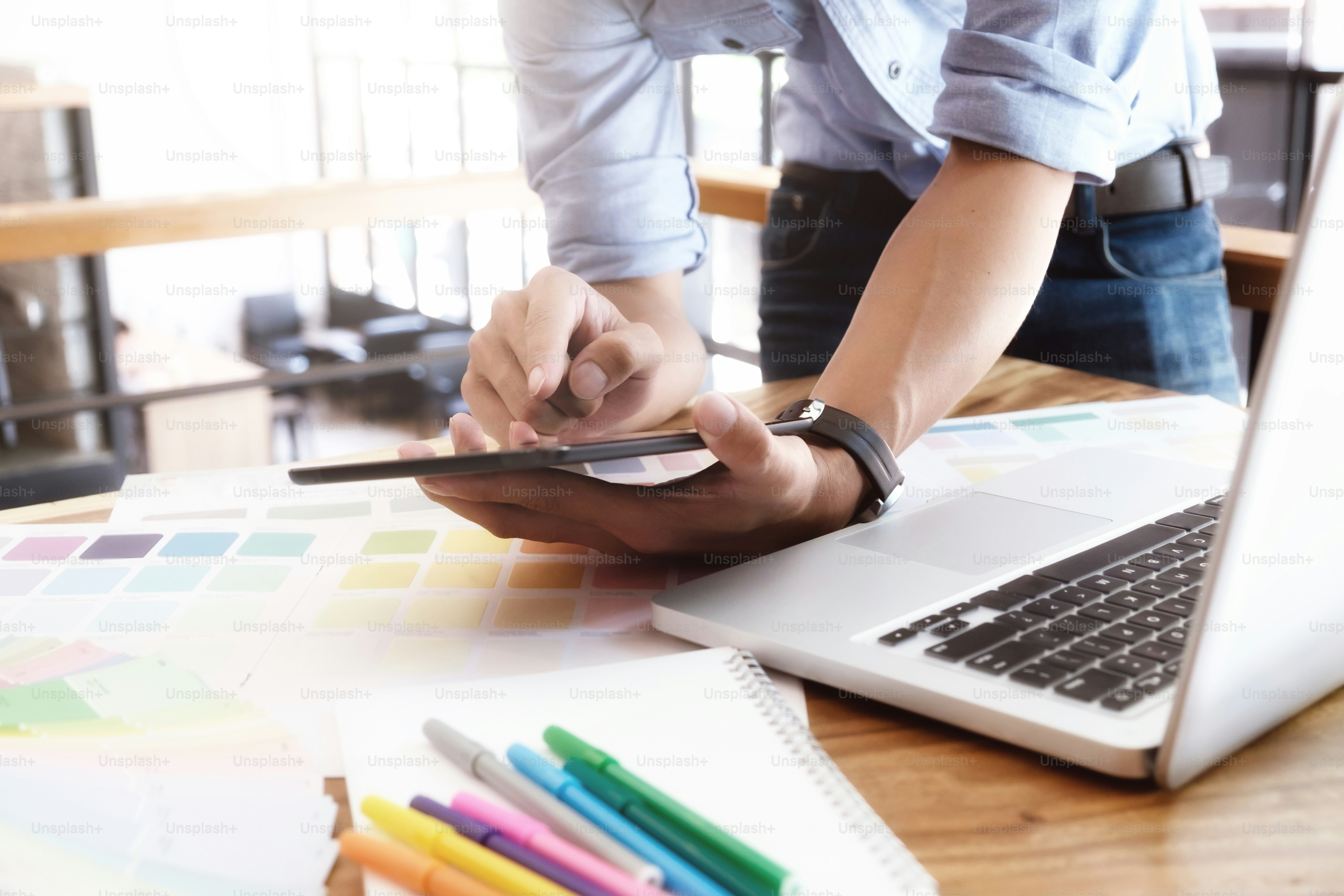 Travail de photographie et de graphisme créatif.  Dessin d’architecte d’intérieur avec outils de travail et accessoires.