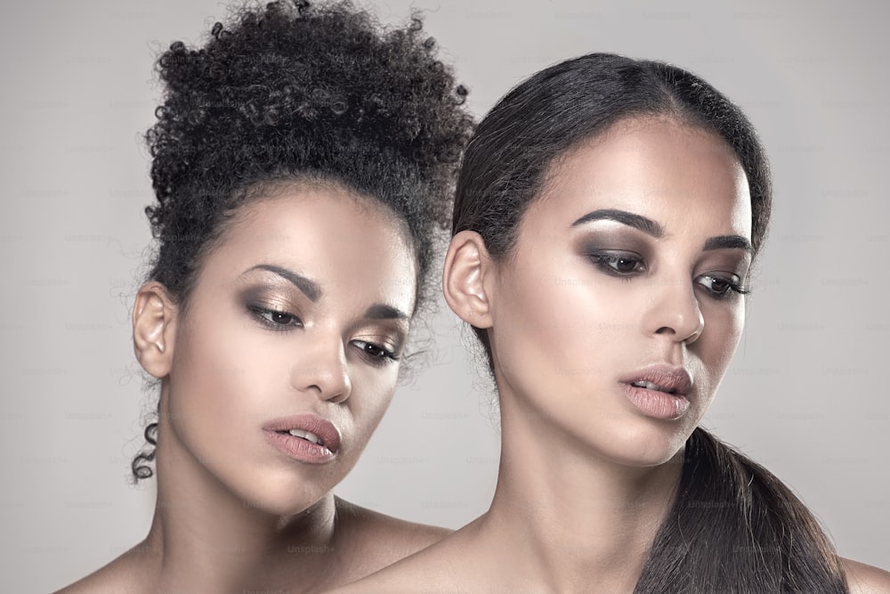 Dos jóvenes mujeres afroamericanas de belleza. Retrato de primer plano de hermosas chicas con maquillaje natural.