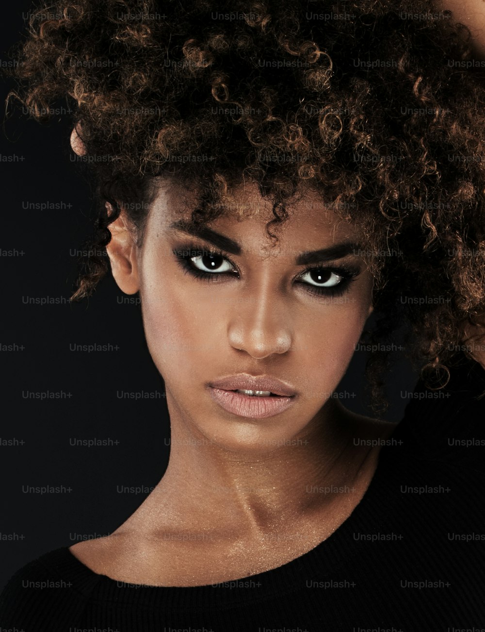 Portrait de beauté d’une femme afro-américaine avec une coiffure afro.