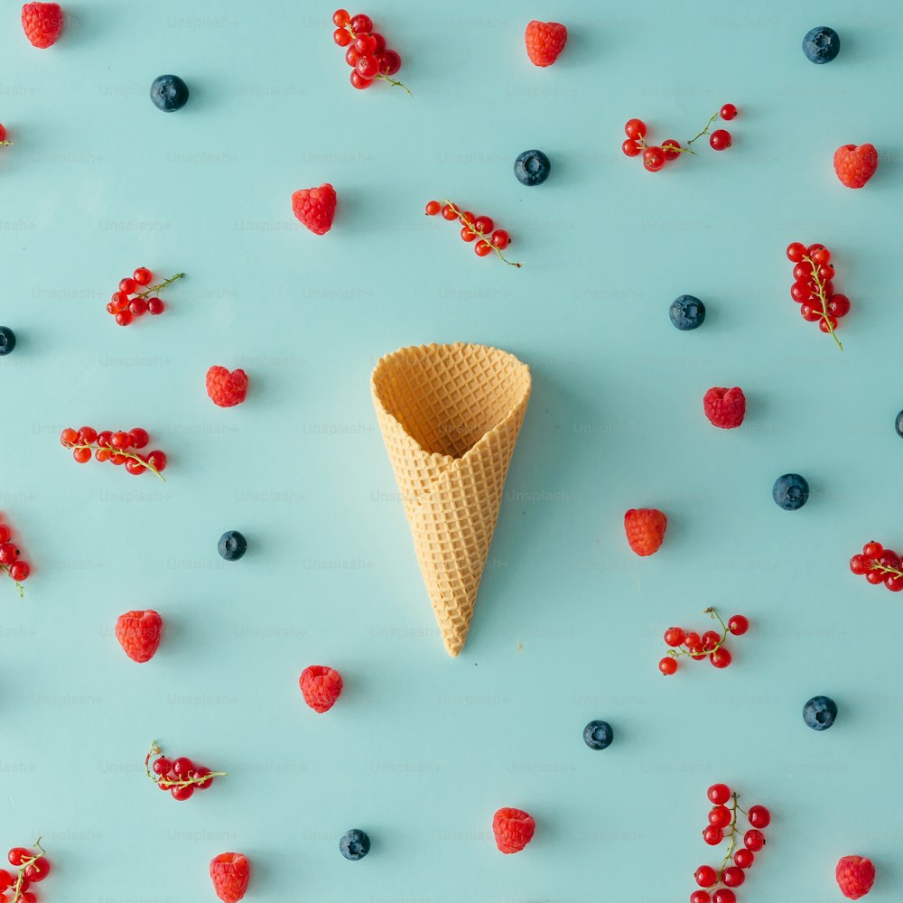 Cornet de crème glacée avec motif de fruits des bois. Pose à plat. Concept d’été.