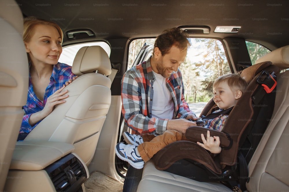 車での旅行、家族で一緒に乗る、子供の安全