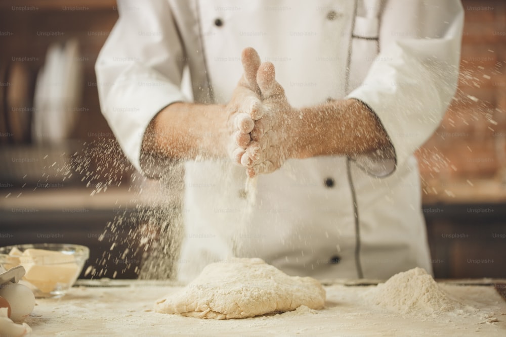 Bäckereichef Koch Backen in der Küche professionell Teig kneten