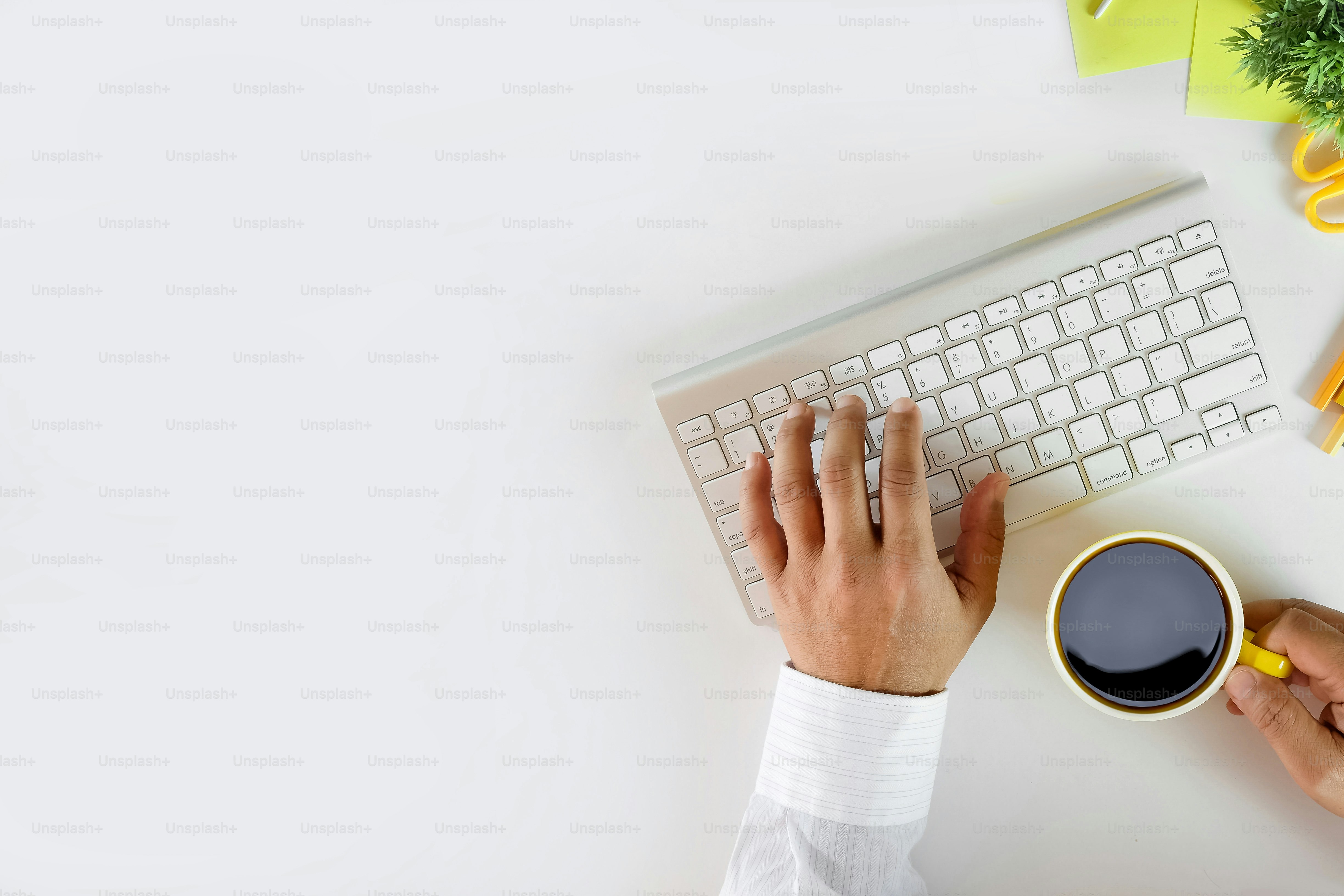 Bureau de travail vue de dessus. Homme travaillant et maquette de table de bureau avec ordinateur, fournitures, téléphone et tasse à café.