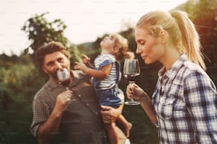 Une famille de vignerons heureuse dans les vignes avant les vendanges