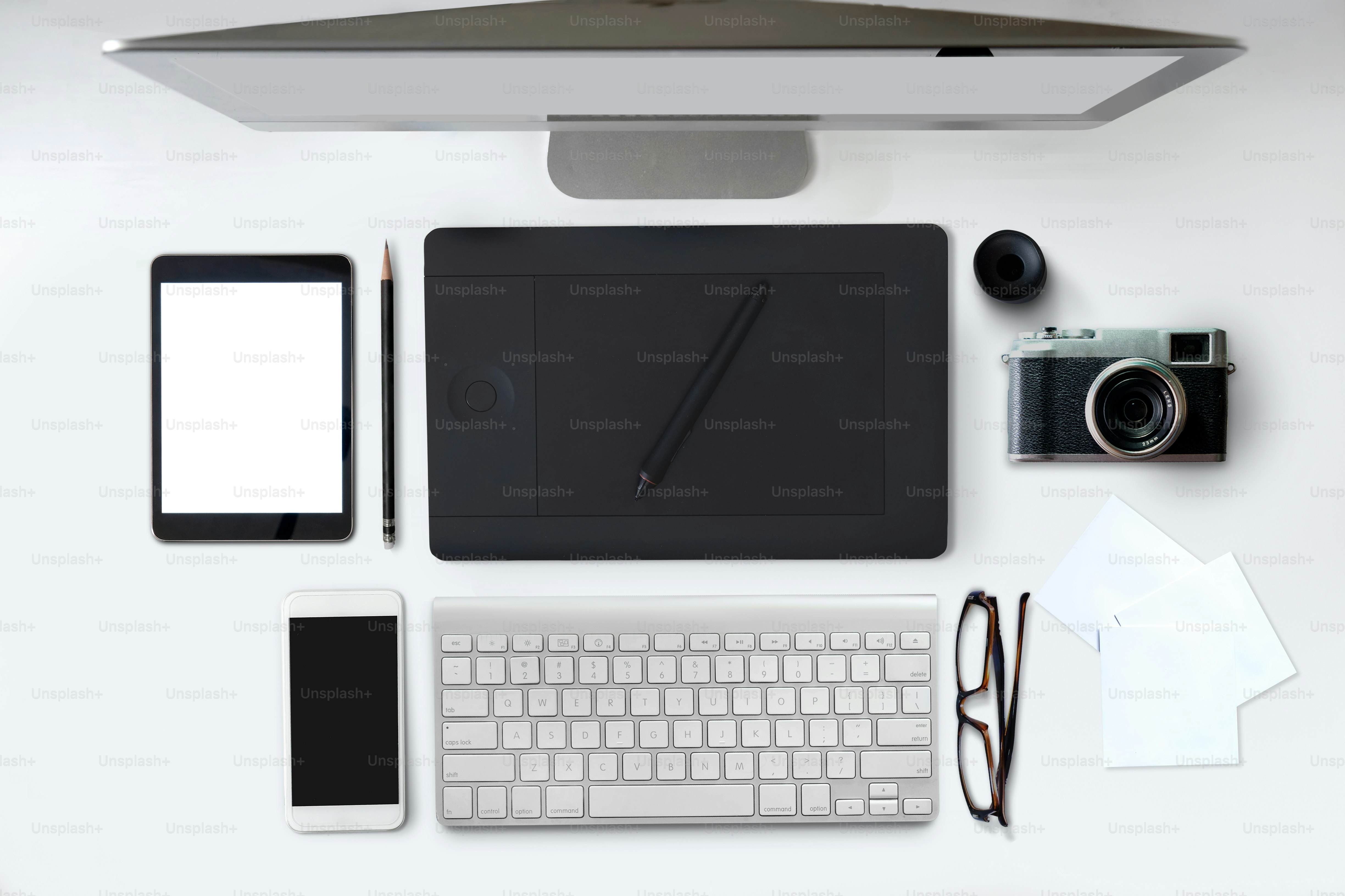 Meja desainer profesional kreatif dengan tablet digital desainer dari atas.