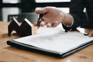El agente inmobiliario debe firmar un acuerdo con su cliente para alquilar una casa