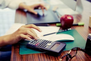 Hombre de negocios que usa la calculadora para calcular. Arquitectura de hombre de negocios calculando números de presupuesto para nuevo proyecto,