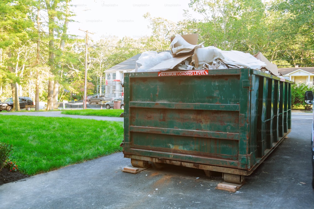 Les bennes à ordures sont pleines de conteneurs à ordures qui débordent