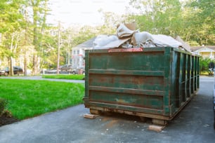 Los contenedores de basura están llenos de contenedores de basura que se desbordan