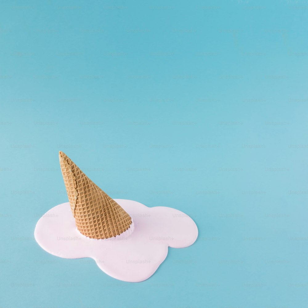 Crème glacée rose au-dessus de la tête sur fond bleu pastel. Concept minimaliste de cuisine d’été.