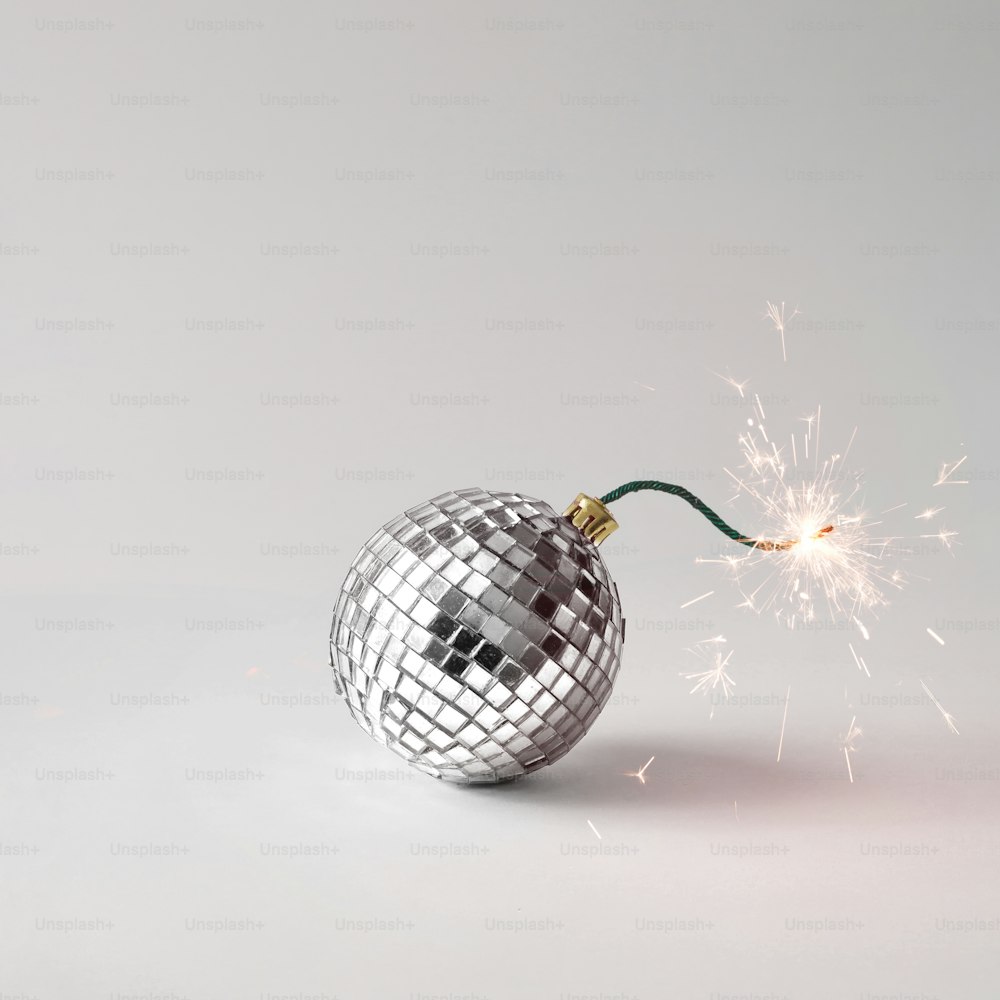 Concepto de bomba de fusible de bola de discoteca. Es hora de la fiesta.