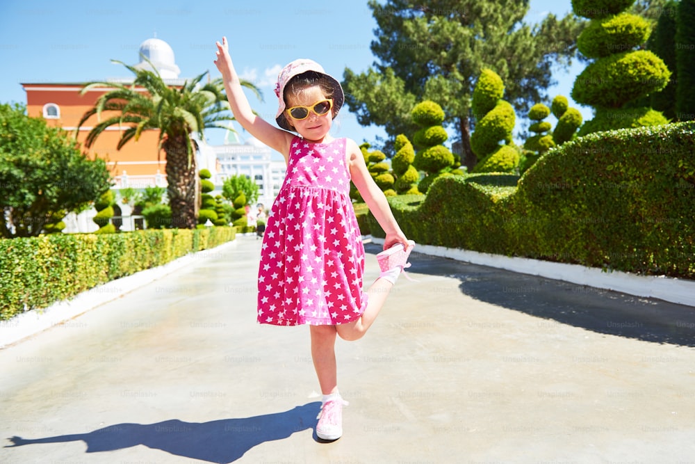 Porträt eines glücklichen Kindes, das am Sommertag eine Sonnenbrille im Freien trägt. Amara Dolce Vita Luxushotel. Erholungsort. Tekirova-Kemer. Turkei