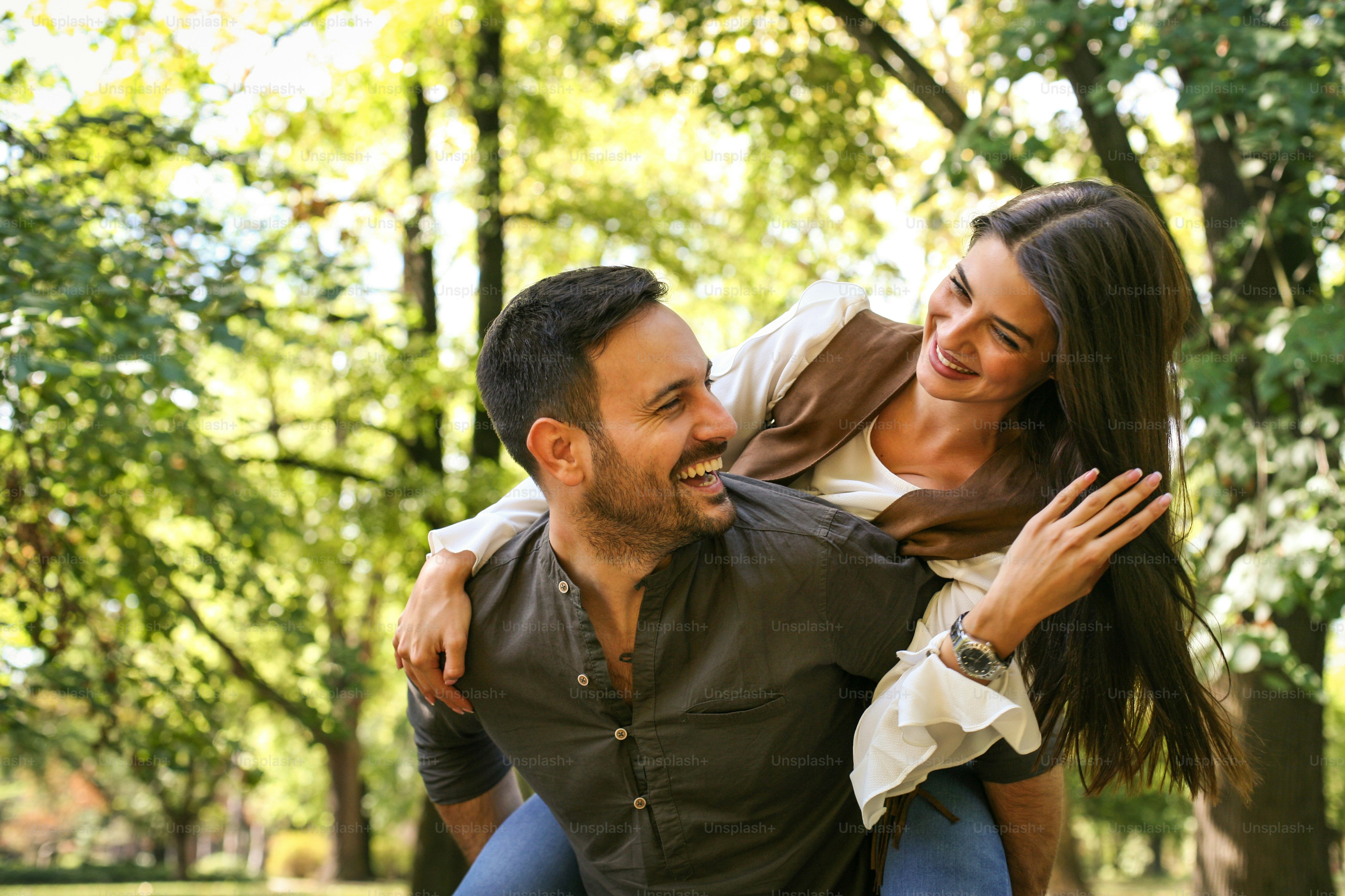 Jeune couple s’amusant dans le parc