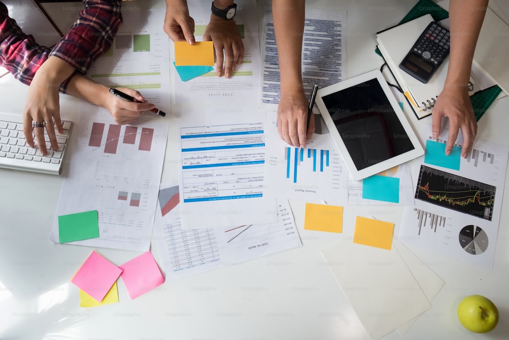 Analyse des données financières de l’équipe d’affaires sur papier indiquant l’avancement des travaux, consulter le concept et la vue de dessus.