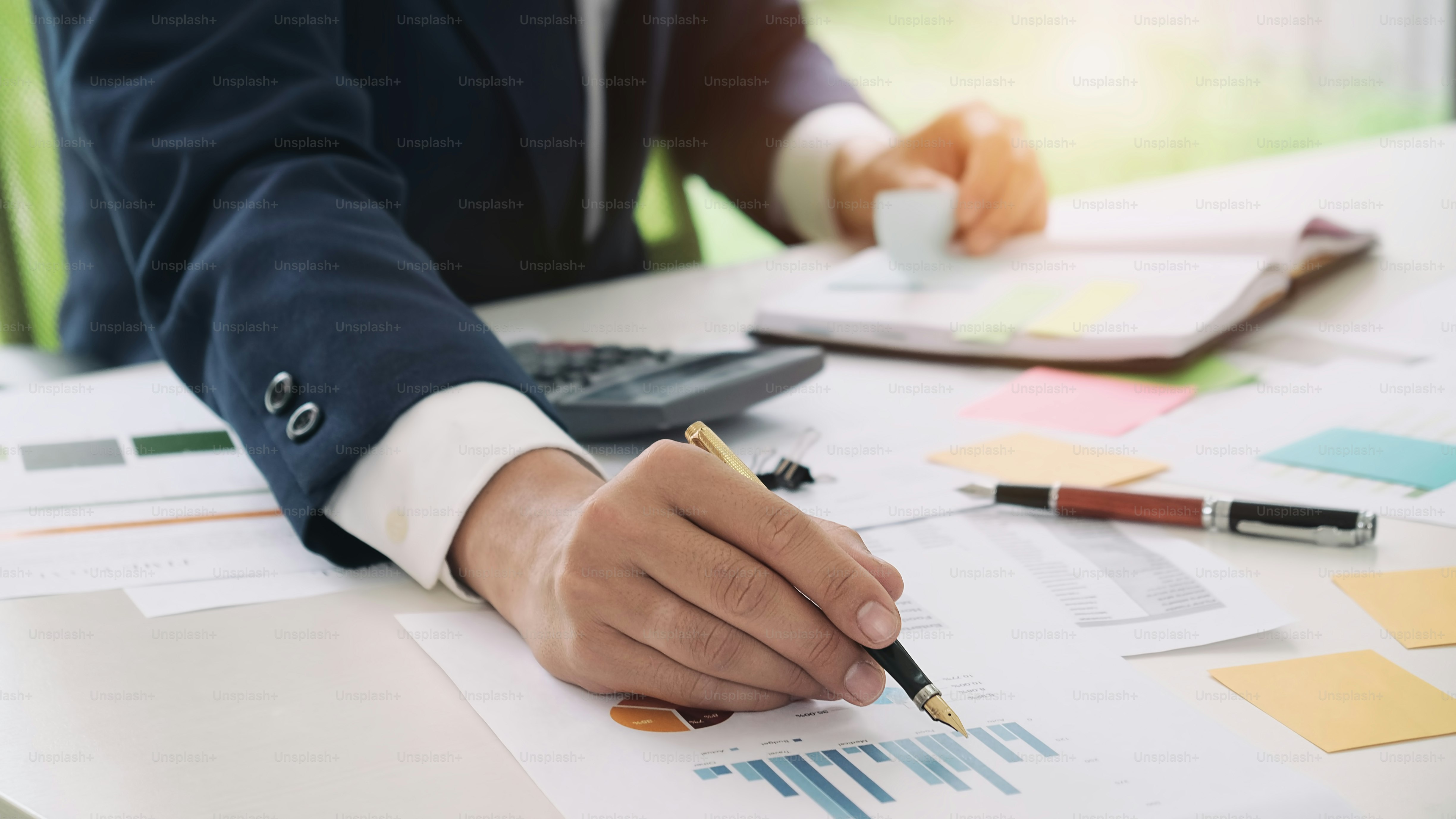 Nahaufnahme Buchhalter oder Banker, der Berechnungen durchführt. Spar-, Finanz- und Sparkonzept.