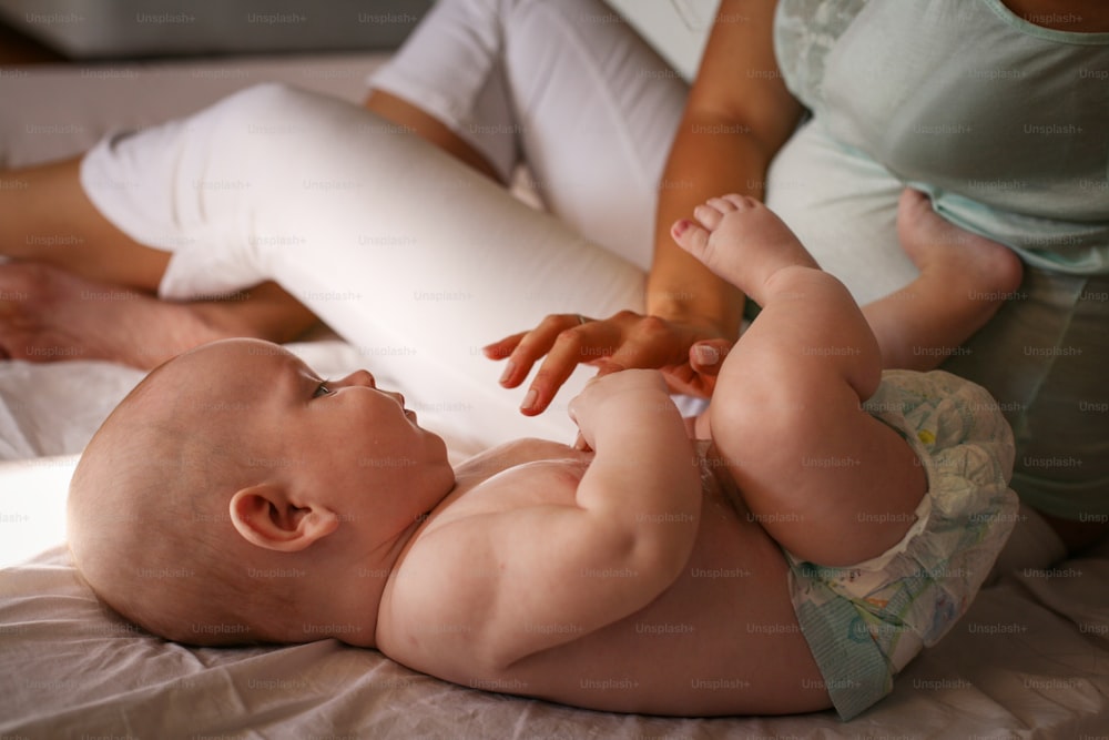 27,843 en la categoría «Bebe sentado pañales» de imágenes, fotos