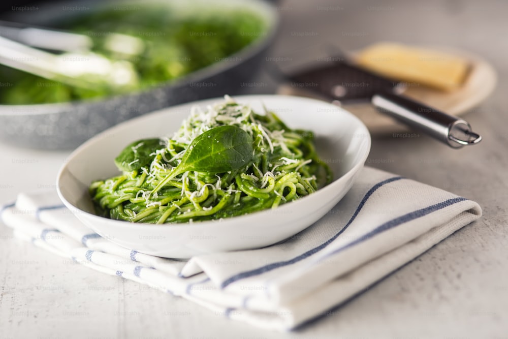 Espaguete. Espaguete verde com espinafre e parmesão. Cozinha italiana e mediterrânea.
