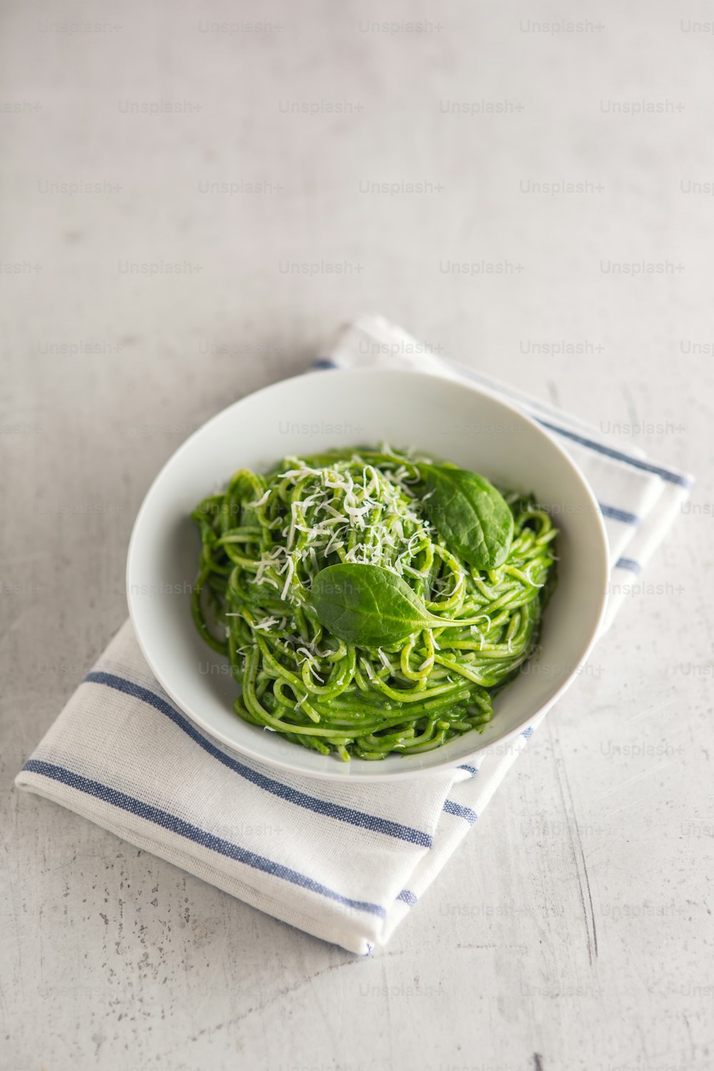 Espaguete. Espaguete verde com espinafre e parmesão. Cozinha italiana e mediterrânea.