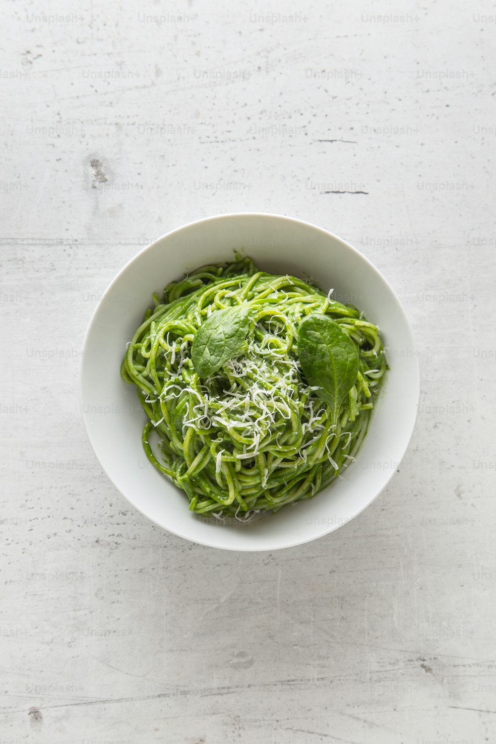 Espaguete. Espaguete verde com espinafre e parmesão. Cozinha italiana e mediterrânea.