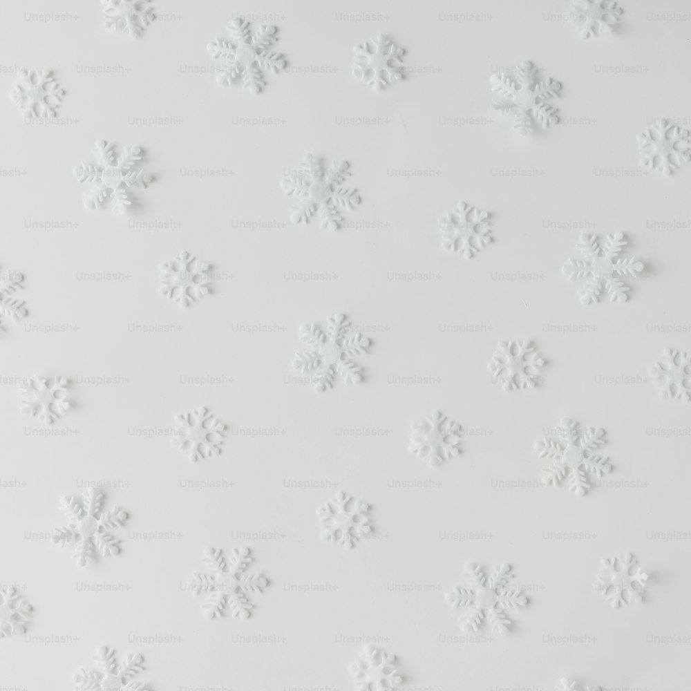 Motif créatif de flocons de neige d’hiver. Concept de vacances minimales. Fond blanc.