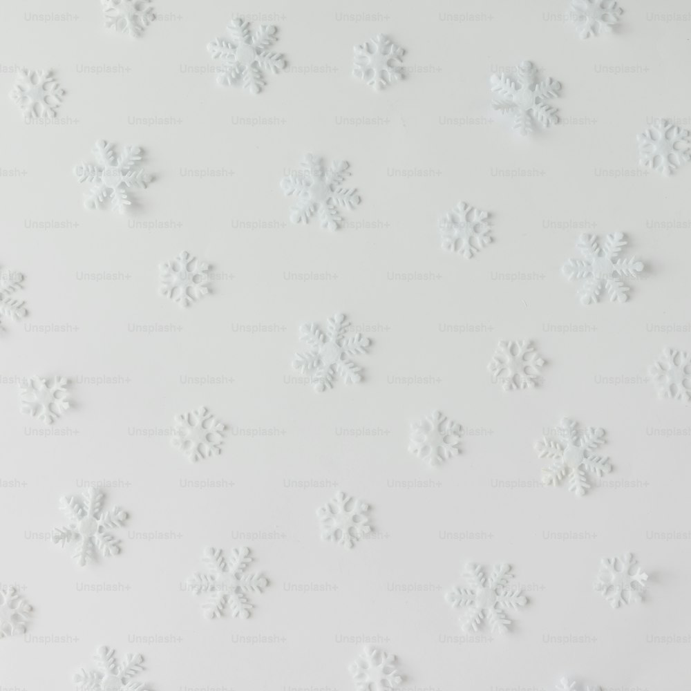Patrón creativo de copos de nieve de invierno. Concepto de vacaciones mínimas. Fondo blanco.