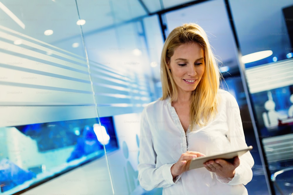 Retrato de una mujer de negocios exitosa sosteniendo una tableta digital en la oficina