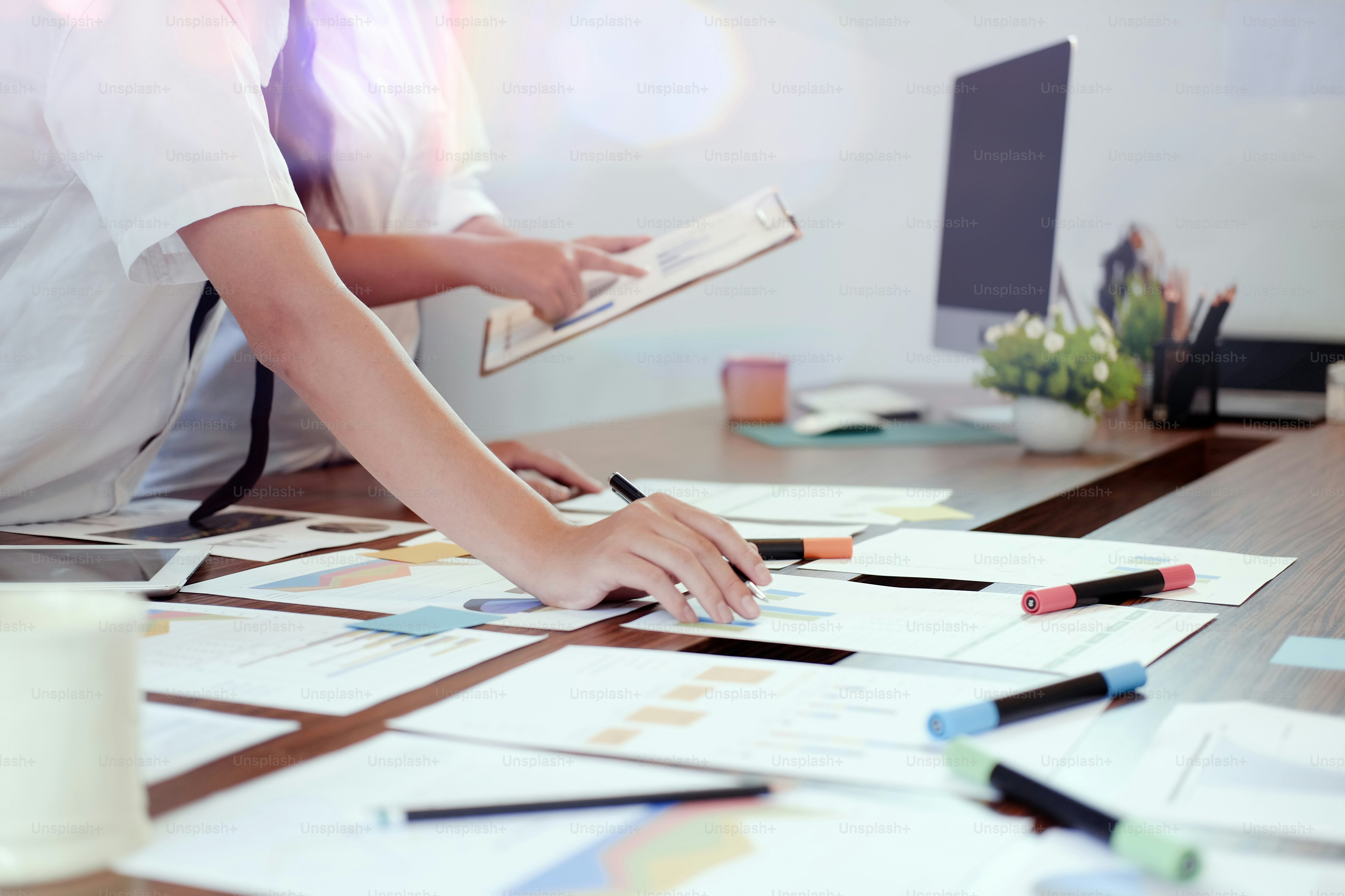 El hombre de negocios determina la planificación de ideas con ...