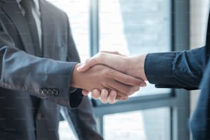 ビジネスマン同士の握手。業務提携会議のコンセプト。良い取引の後に握手する成功したビジネスマン
