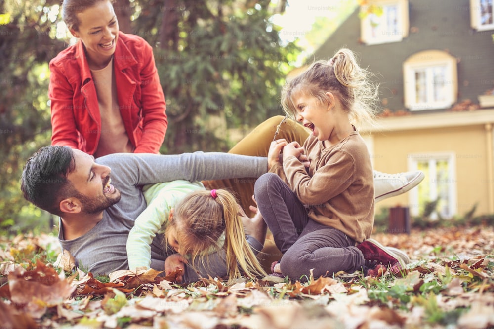 Herbstlaub ist ideal für Familienspaß.