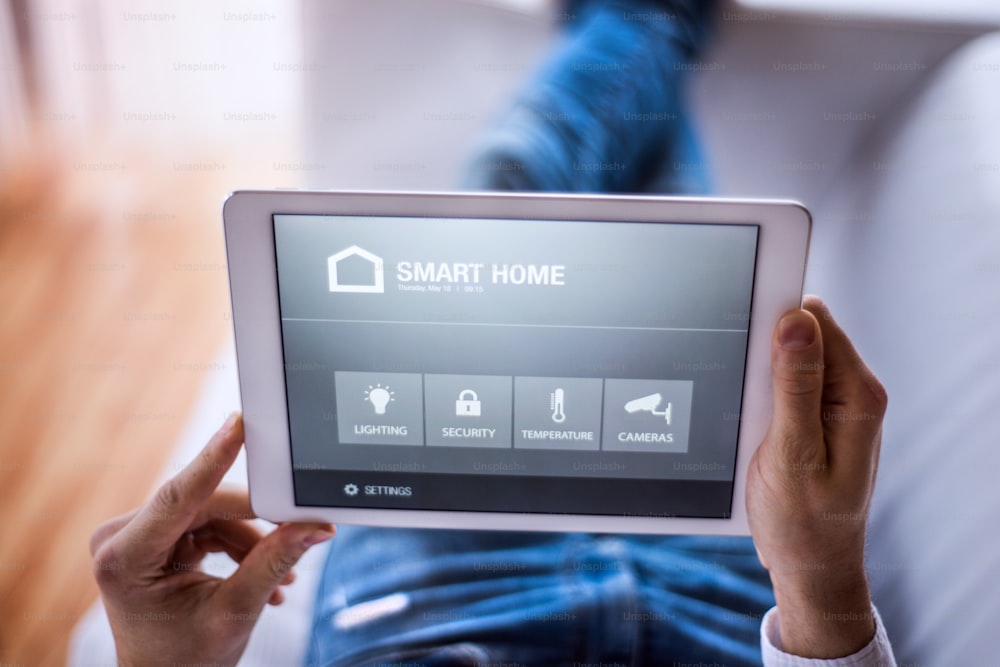Une tablette avec système de contrôle de la maison intelligente.