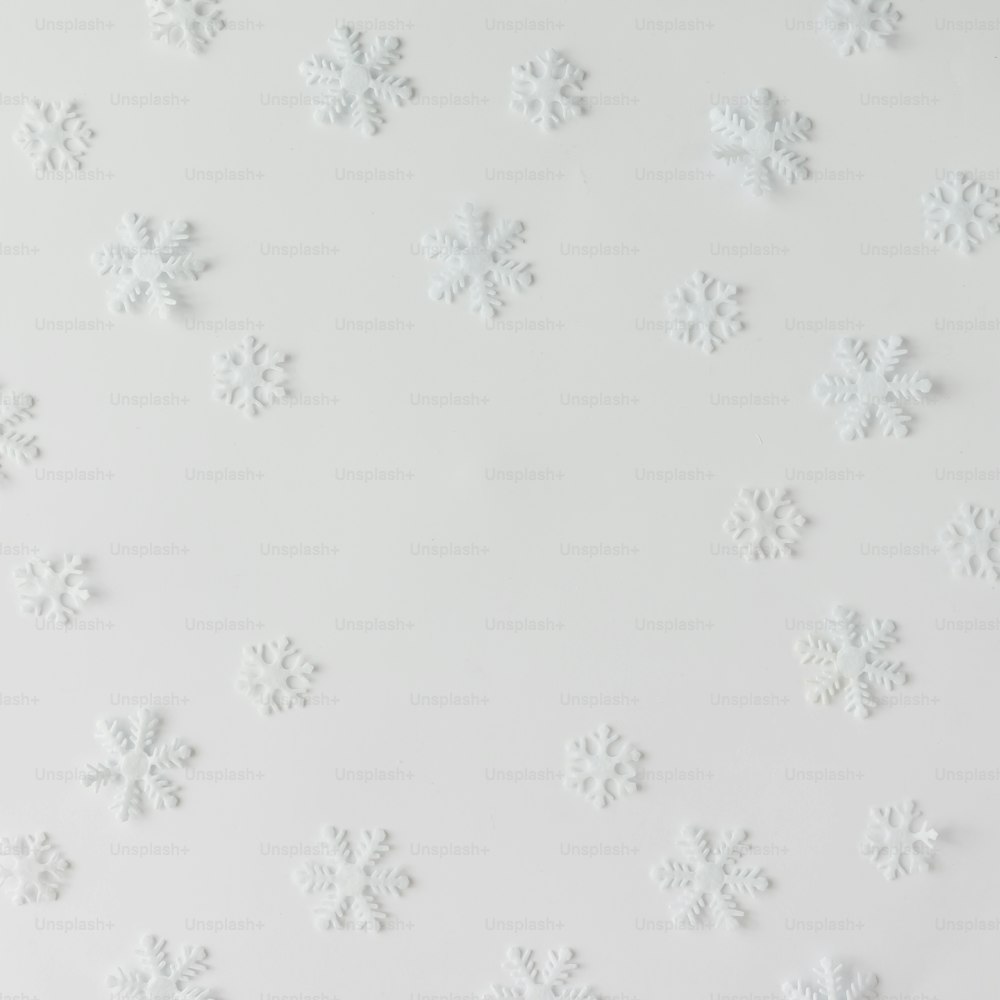 Patrón creativo de copos de nieve de invierno. Concepto de vacaciones mínimas. Fondo blanco.