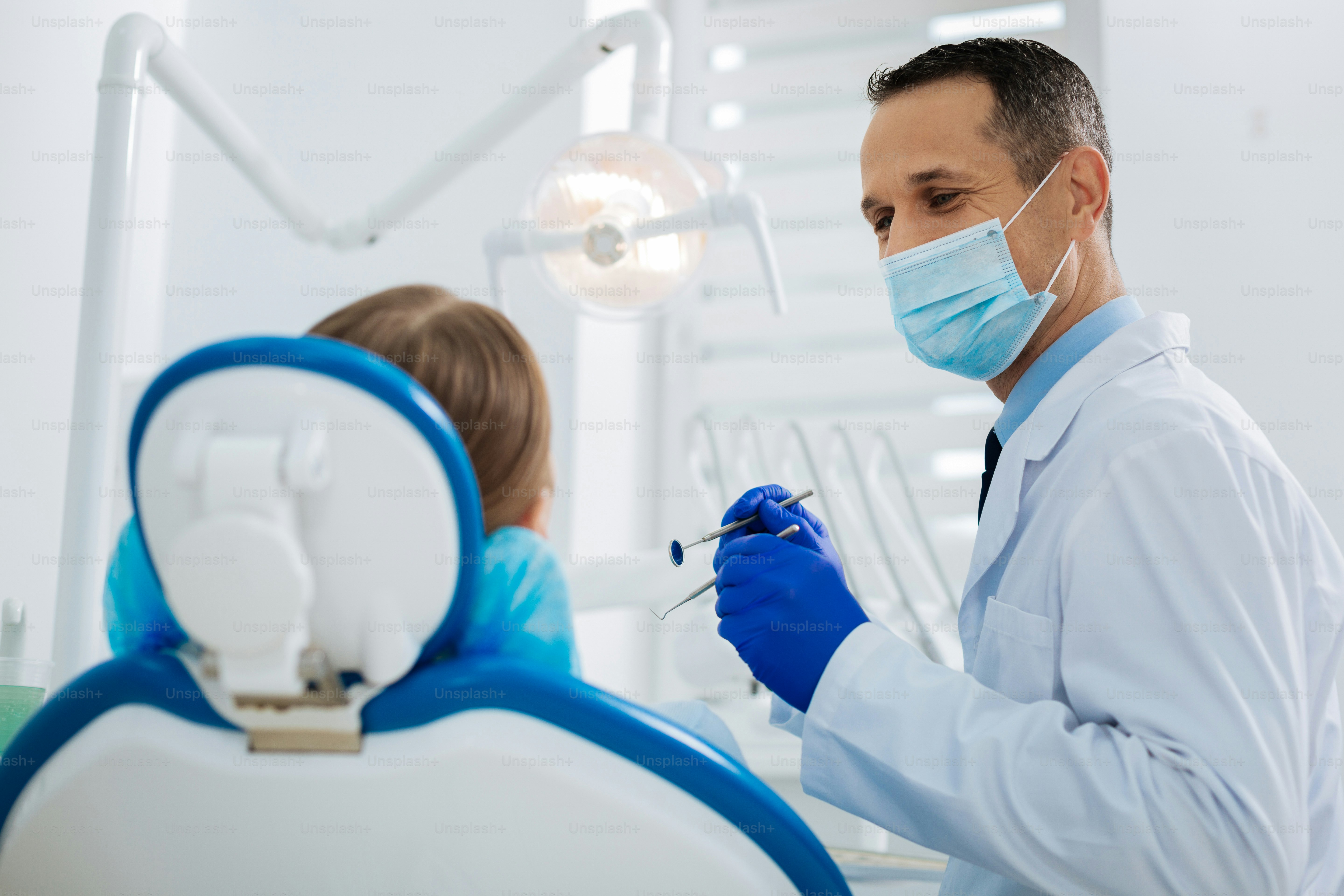 Macht nichts. Fröhlicher, freundlicher, netter Arzt, der seine Patientin anschaut und lächelt, während er versucht, sie aufzumuntern