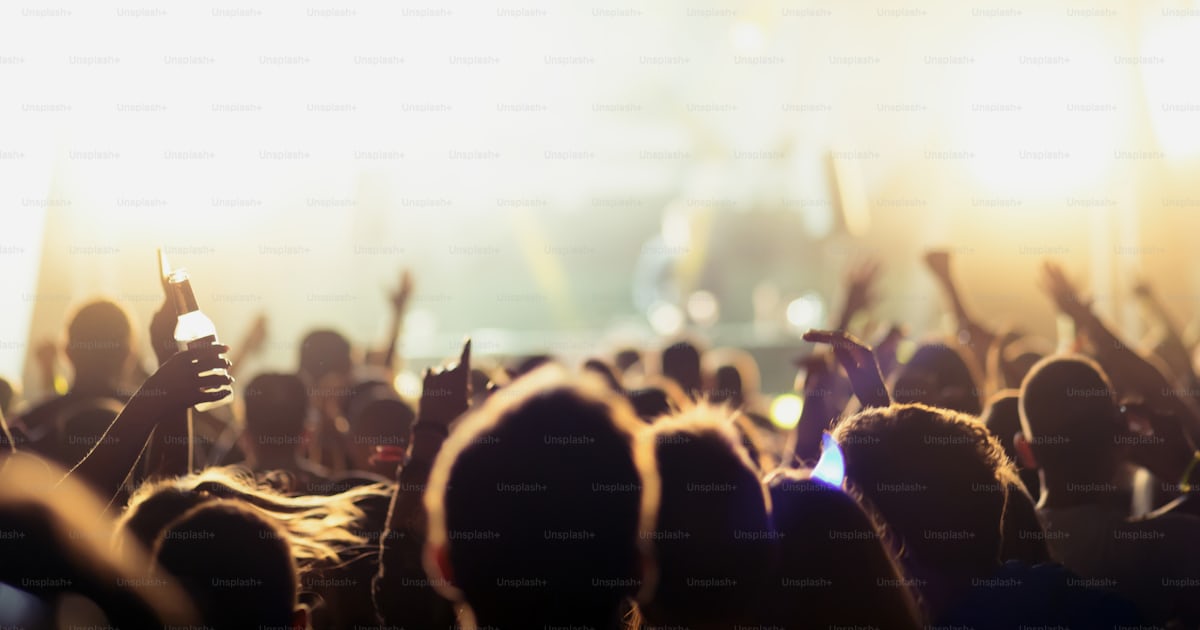 Foto zum Thema Menschen tanzen beim Konzert und feiern auf dem Festival