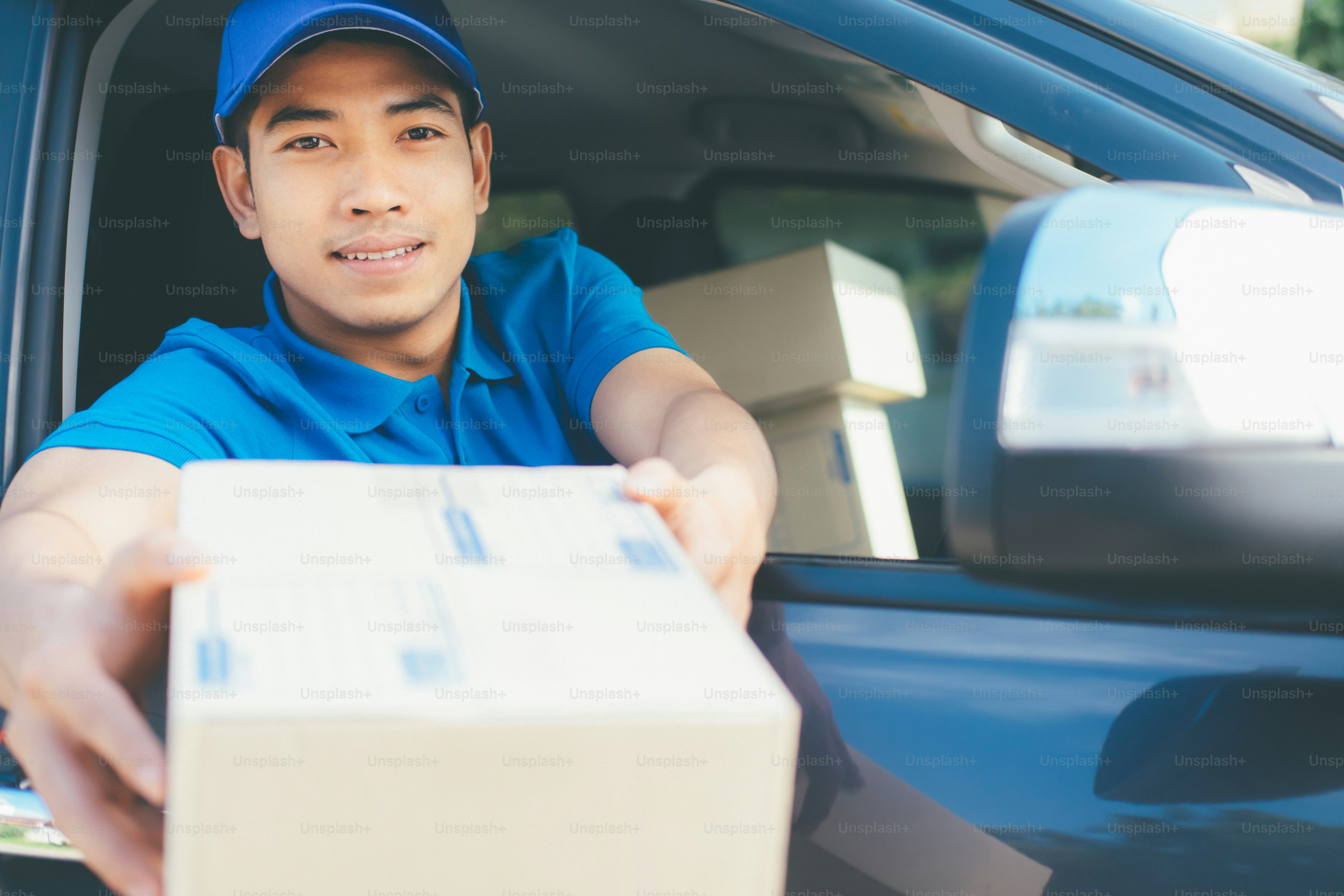 Delivery driver offering parcel to customer. photo – Car Image on Unsplash