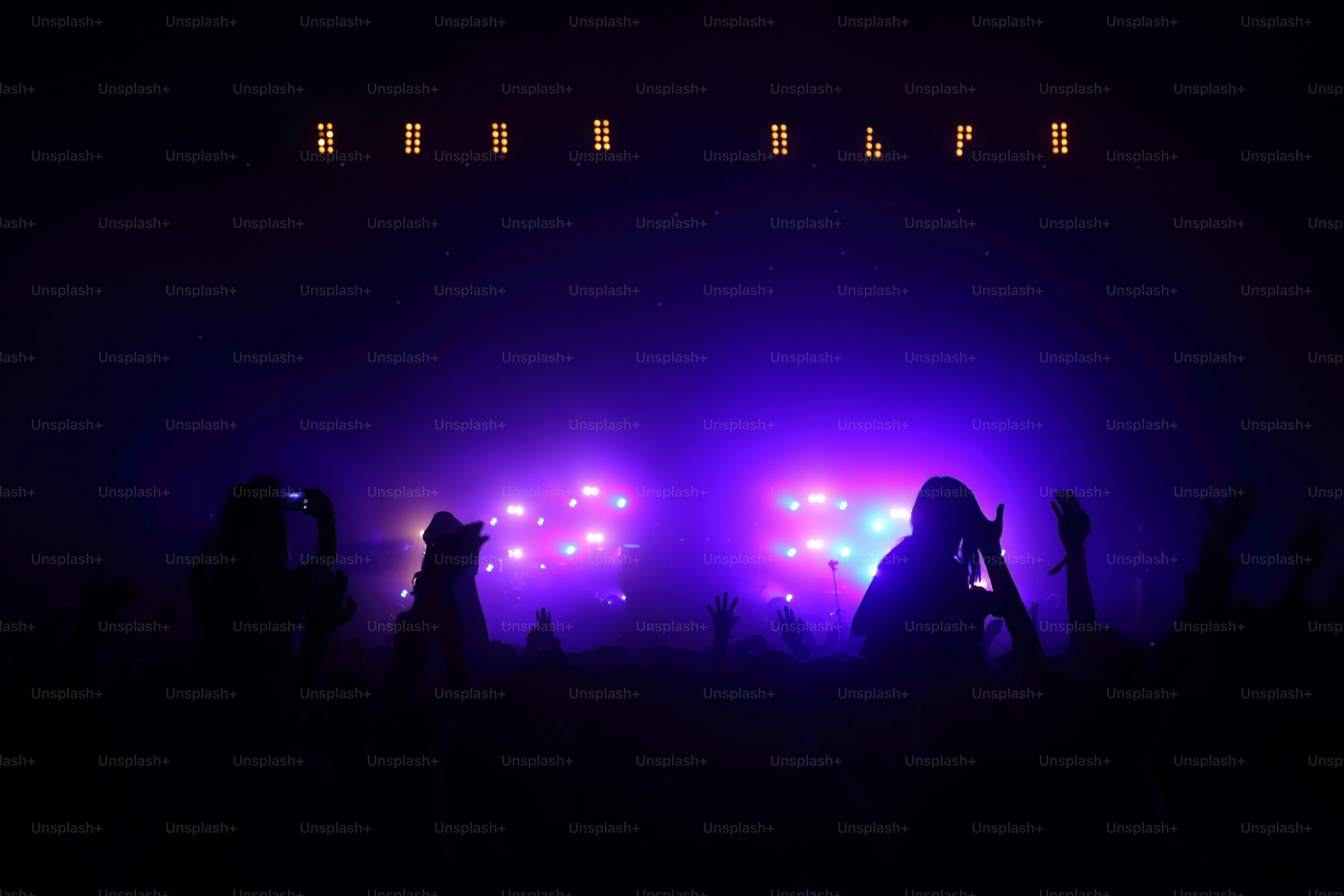 Orang-orang menikmati festival dan menari mengikuti musik live