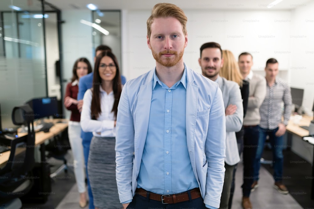 Equipe bem-sucedida de jovens empresários em perspectiva posando no escritório