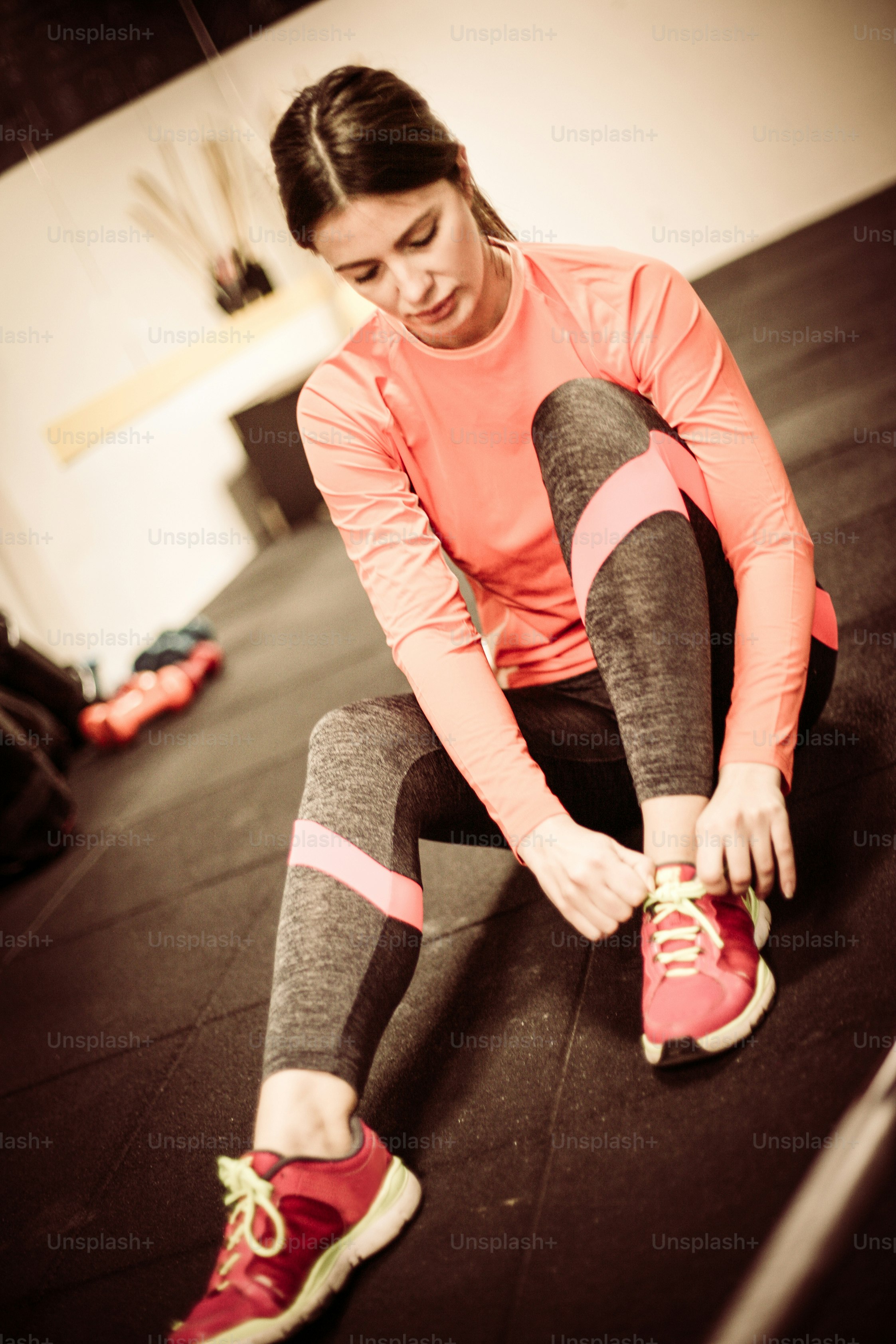 Mujer caucásica atando los cordones de sus zapatillas. foto – Imagen de ...