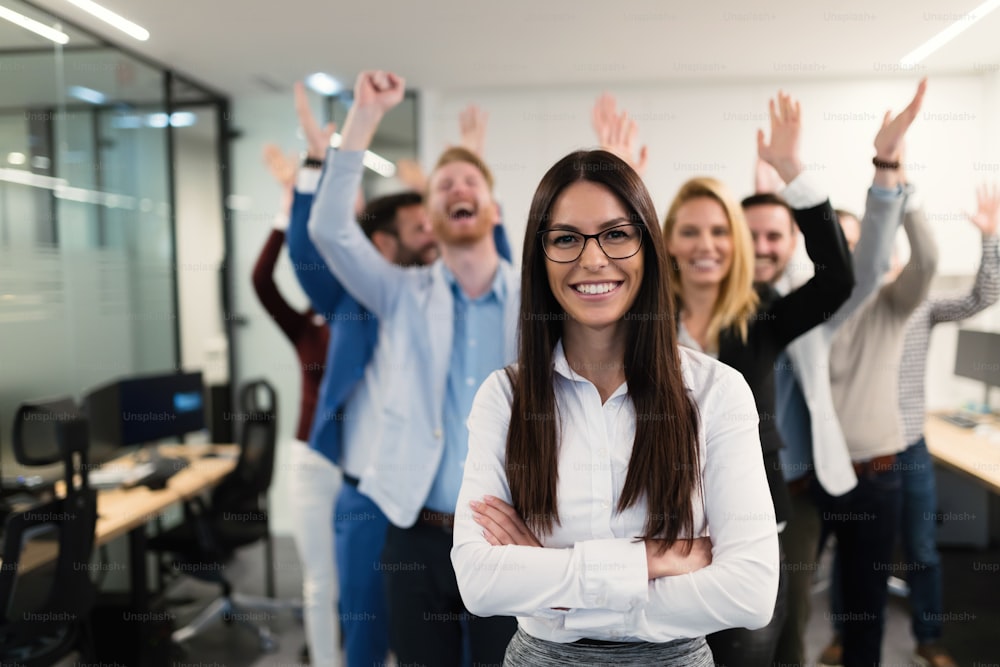 Equipe bem-sucedida de jovens empresários em perspectiva posando no escritório