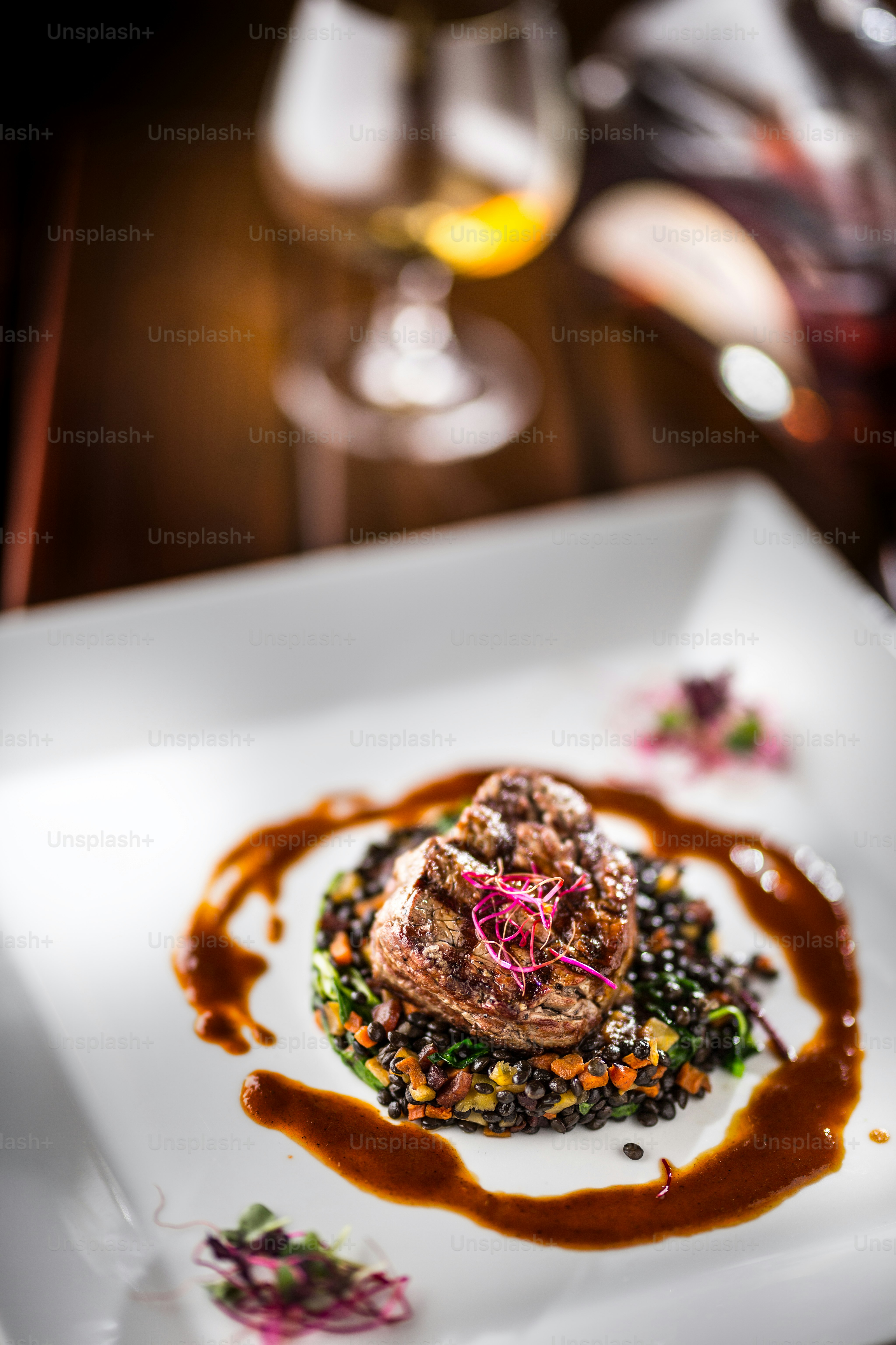 Foto zum Thema Rindersteak. Grill Beef Steak schwarze Linsen gemischt ...