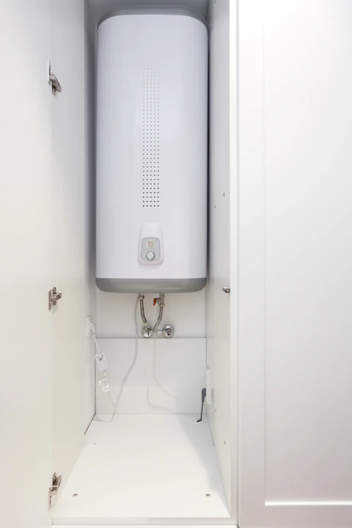 Termo eléctrico instalado dentro de un mueble